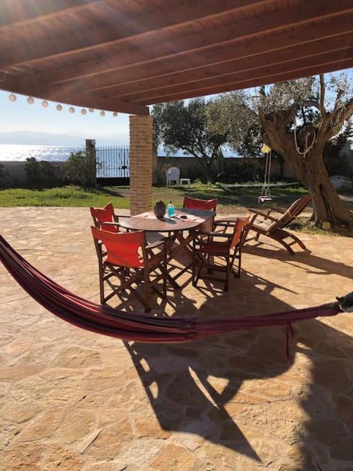 House By The Sea At Skaloma, Loutraki Villa Limni Vouliagmenis Exterior foto